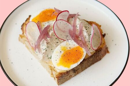 Тост с риетом из тунца и яйцом