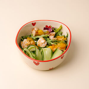 Салат с креветкой и манговым соусом