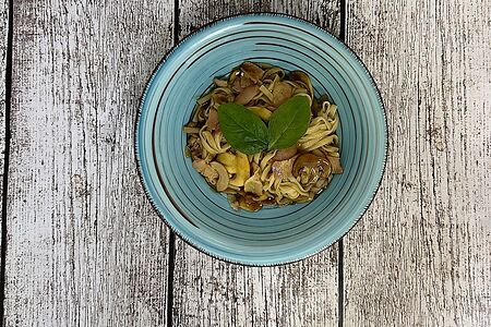 Японская лапша удон с беконом и грибами