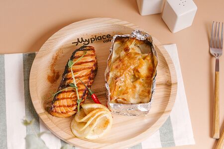 Лосось на гриле с запеченным картофелем со сливками