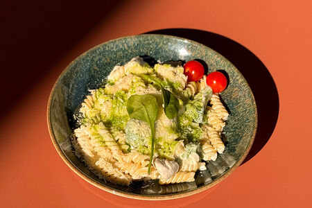 Паста фузили с куриным филе и брокколи в сливочном соусе