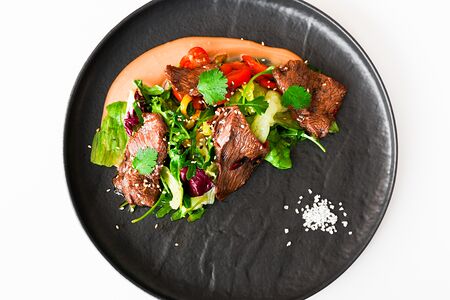 Салат с обожженной говядиной 