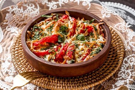 Сулугуни с томатами на кеце