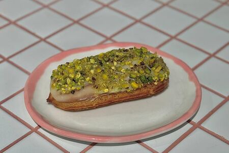 Эклер фисташковый