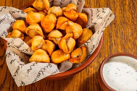 Жареные мини-квеври с бараниной