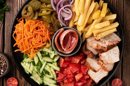 Шаверма на тарелке с беконом