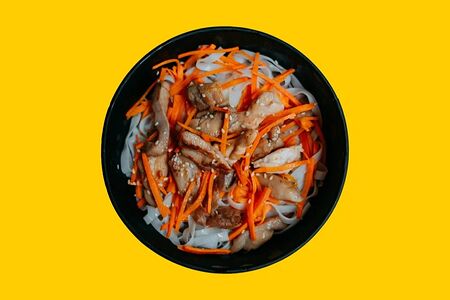 Рисовая лапша с курицей, морковью и ореховым соусом