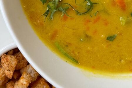 Чечевичный суп с карри на кокосовом молоке