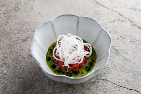 Тартар из тунца Бигай с соусом из зеленого чили