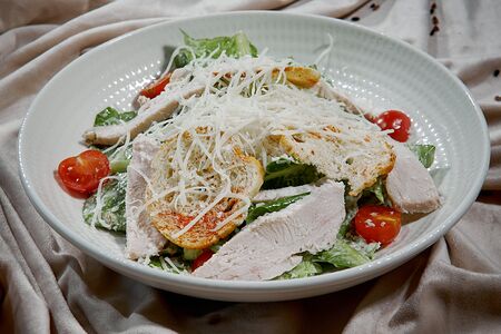 Салат Цезарь с куриной грудкой