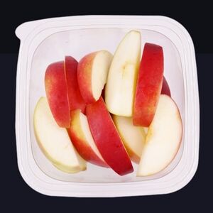 Яблоко красное нарезанное дольками