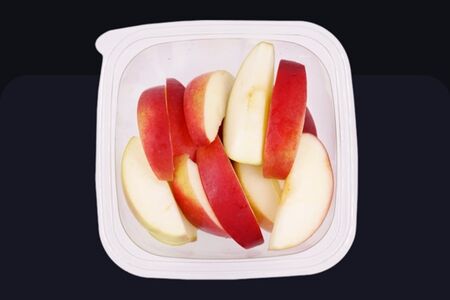 Яблоко красное нарезанное дольками