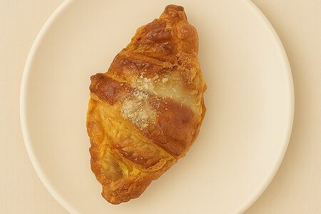 Круассан с малиной и заварным кремом