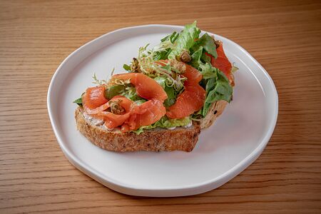 Брускетта с лососем