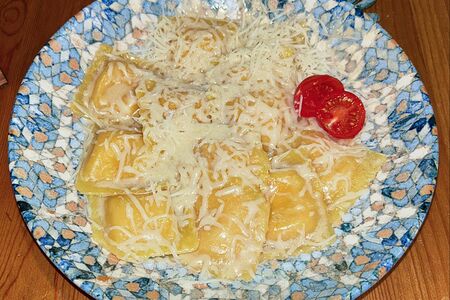Равиоли с сыром и вялеными томатами