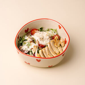 Салат с куриным филе и вешенками под медово-горчичным соусом