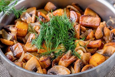 Грибы, жаренные с картофелем и луком
