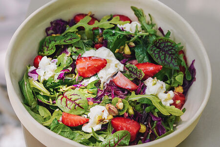 Салат со страчателлой и клубникой