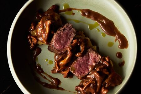 Стейк Филе-миньон с лисичками, луковым пюре и соусом демиглас