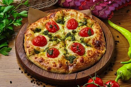 Хачапури с томатами черри и соусом Песто