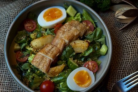 Салат Нисуаз с угрем собственного копчения