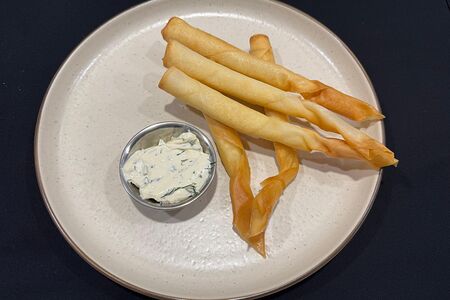 Сырные палочки с соусом тартар