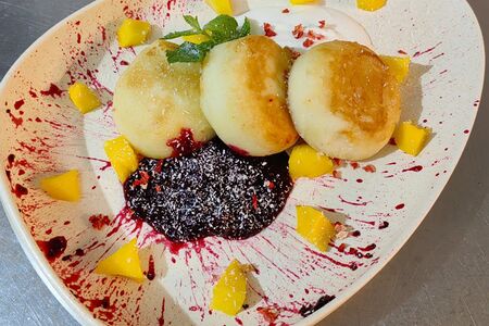 Сырники со сметаной, смородиной и манго