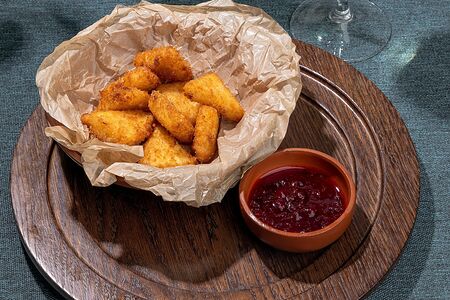 Жареные ломтики сулугуни с соусом из брусники