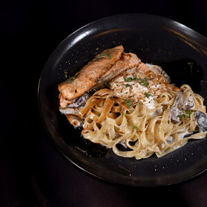 Ломтики лосося гриль с тальятелле в трюфельном соусе и страчателлой 