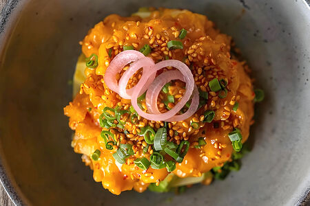 Попкорн из креветок, авокадо, чили