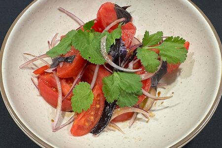 Помидоры, крымский лук, зелень, соус наршараб