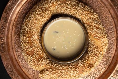 Симит с розовым вареньем и кунжутной пастой