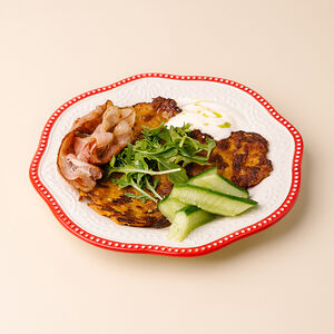 Драники из батата с беконом и битым огурцом