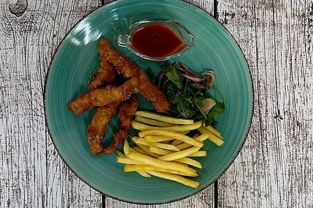 Куриные палочки с картофелем фри и соусом