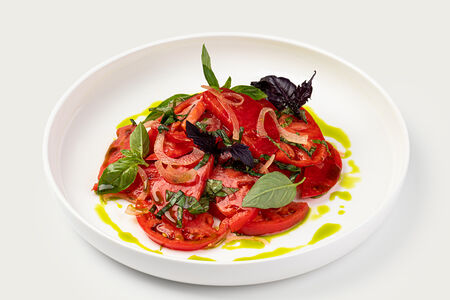 Салат из розовых томатов с базиликом