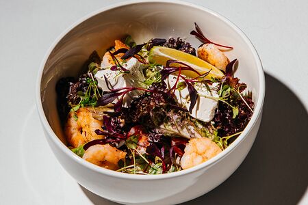 Летний салат с тигровыми креветками 