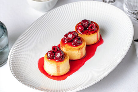 Сырники со сметаной и вишней