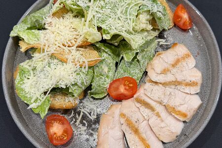 Цезарь с куриной грудкой гриль