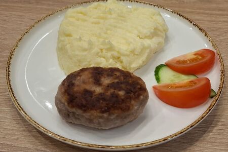 Картофельное пюре с домашней котлетой