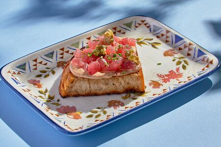 Брускетта с тунцом и соусом тонато