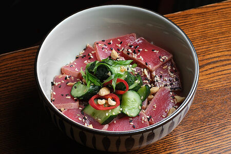 Рис с татаки из тунца, маринованным огурцом и унаги