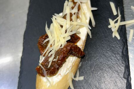 Брускетта с вялеными томатами и пармезаном