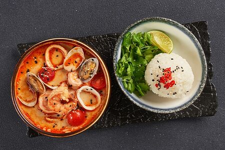 Том ям с морепродуктами