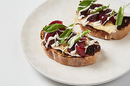 Брускетта с сыром бри и сливой