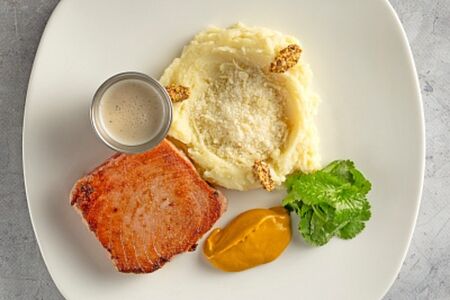 Стейк из тунца с пюре