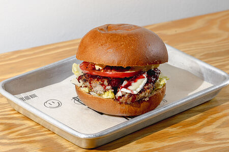 Французский бургер с уткой, камамбером и джемом