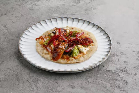 Тако с угрем, огурцом и сливочным сыром