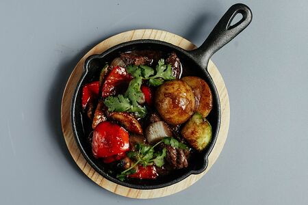 Горячая сковородка со свининой в соусе BBQ