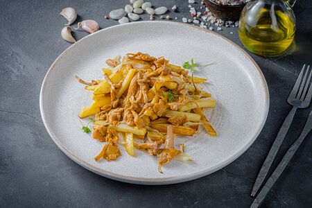 Жареный картофель с лисичками