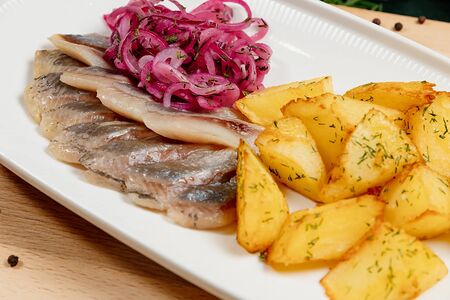 Сельдь с обжаренным картофелем 